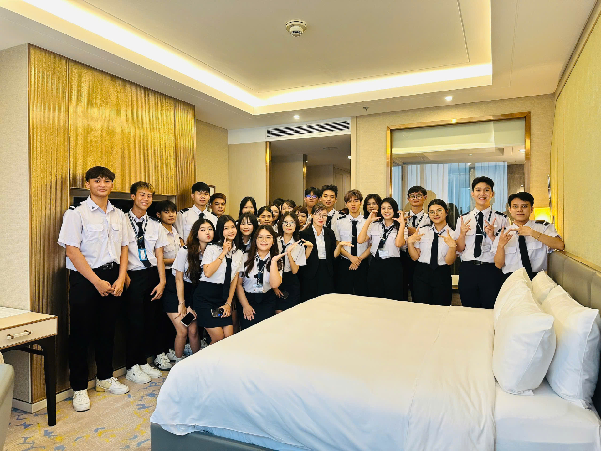 Sinh vi&ecirc;n trải nghiệm thực tế tại kh&aacute;ch sạn Marriott International.